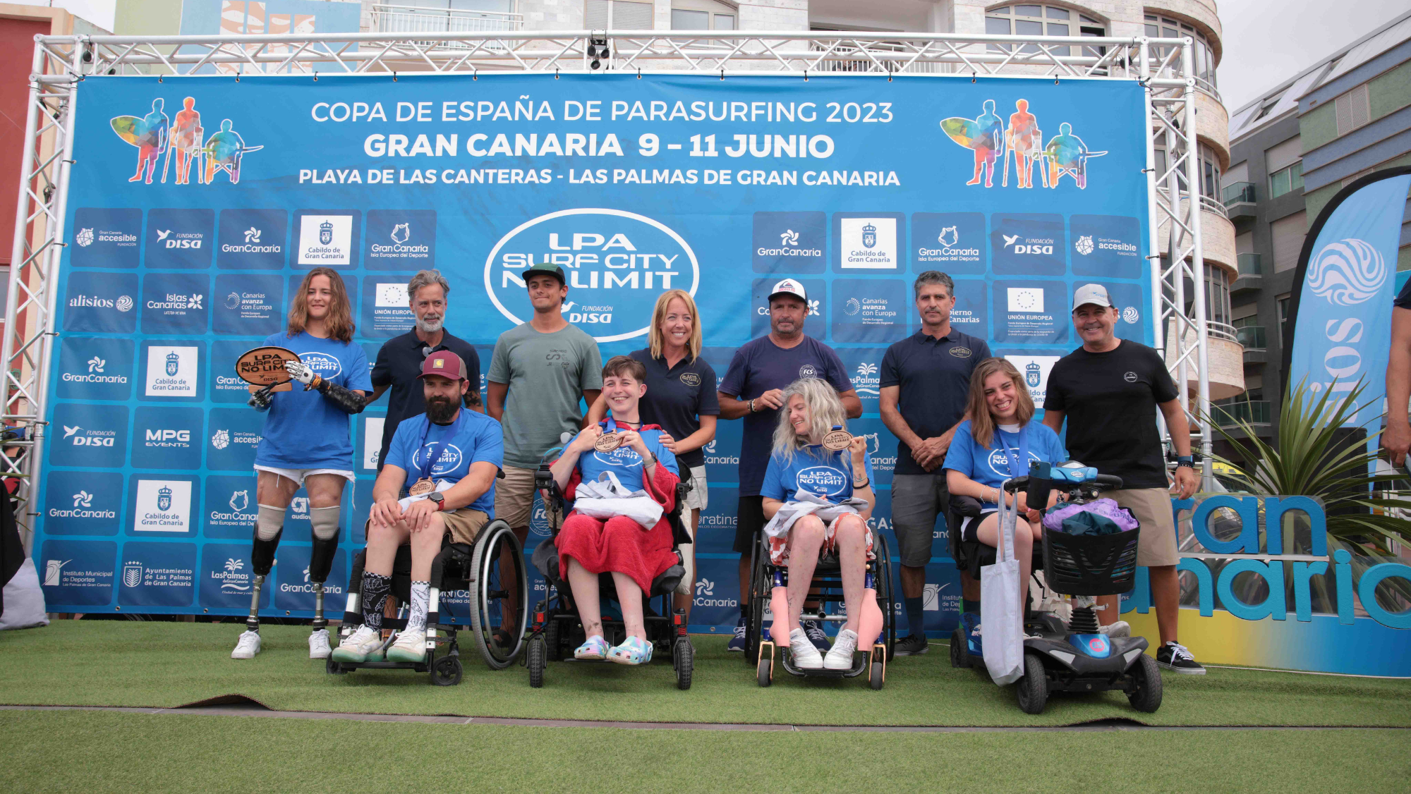 Ganadores en la competición de surf adaptado  FUNDACIÓN DISA