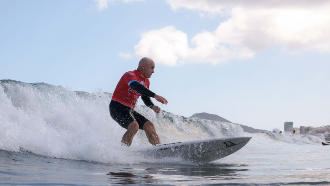 Uno de los participantes en la competición de surf adaptado / FUNDACIÓN DISA Uno de los participantes en la competición de surf adaptado / FUNDACIÓN DISA