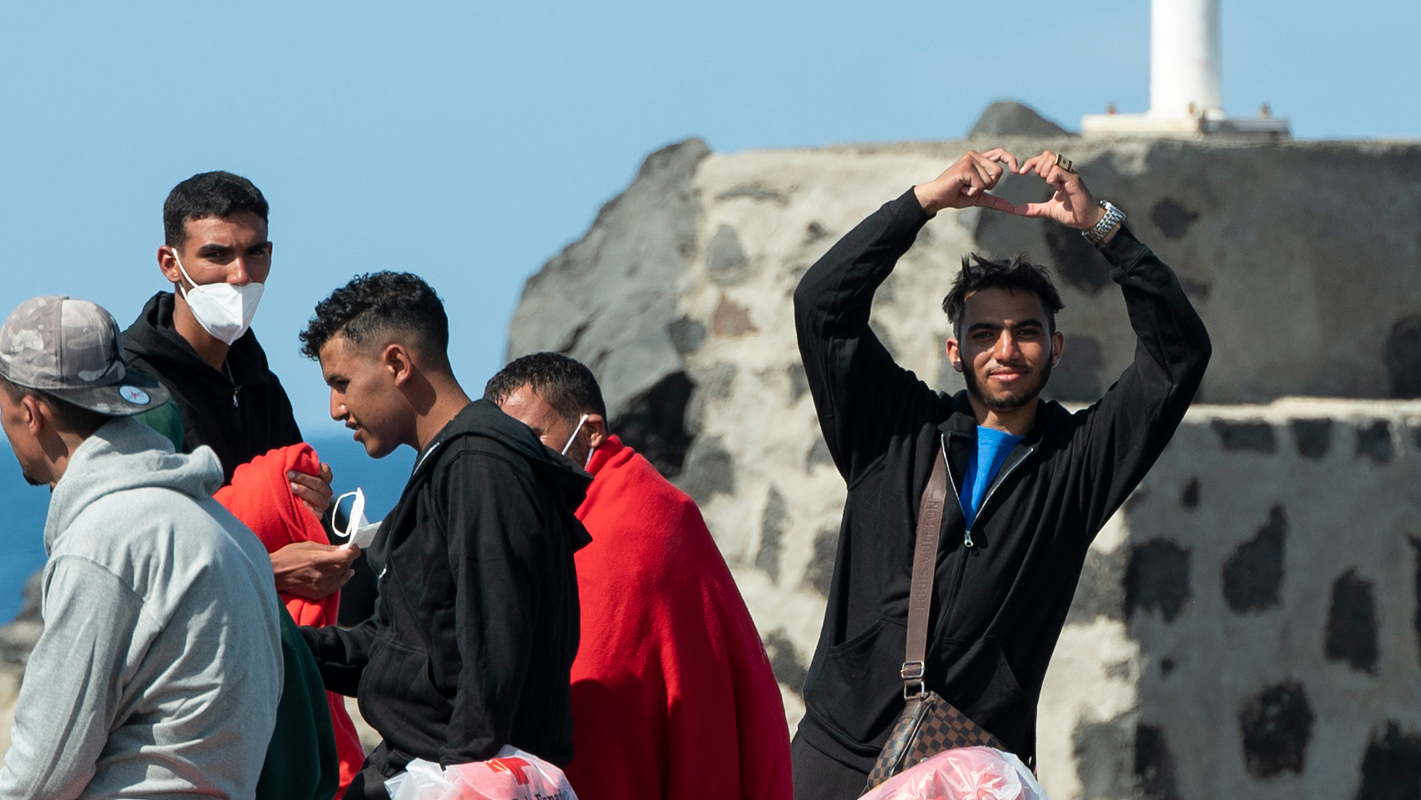 Migrantes rescatados en una de las embarcaciones / EFE - ADRIEL PERDOMO