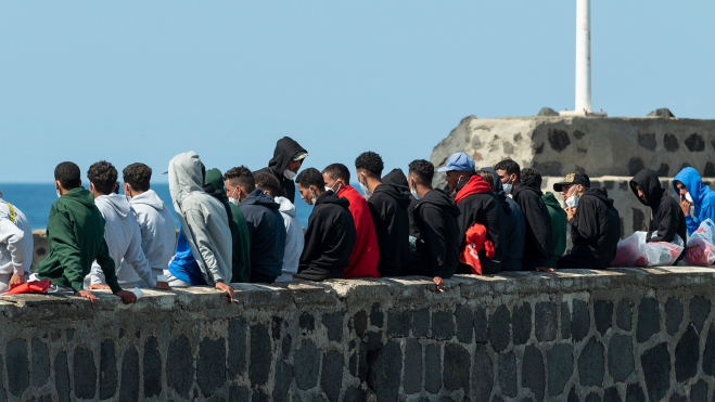 Migrantes rescatados en una de las embarcaciones / EFE - ADRIEL PERDOMO