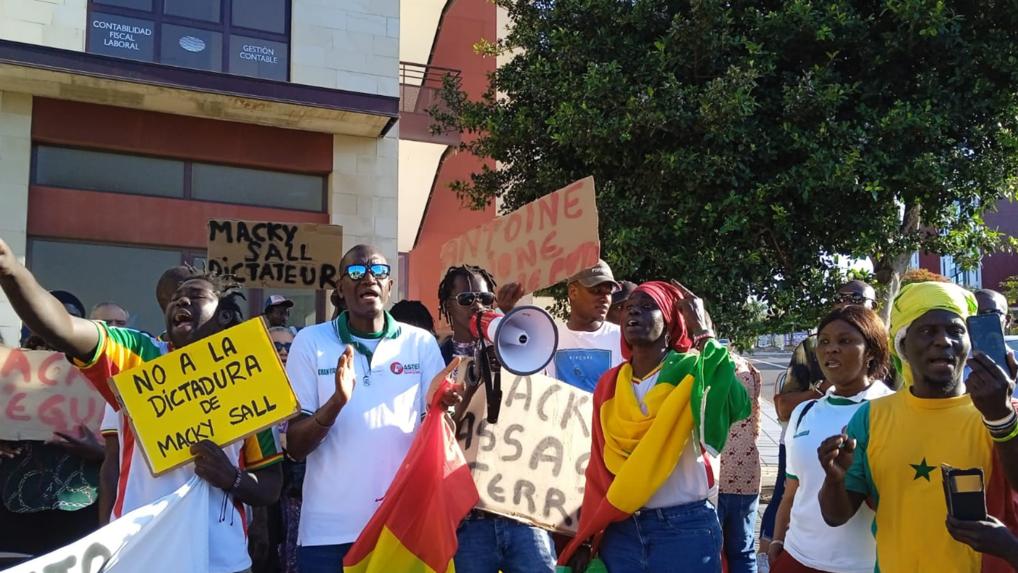 Protesta de senegaleses frente al consulado de su país / CEDIDA 