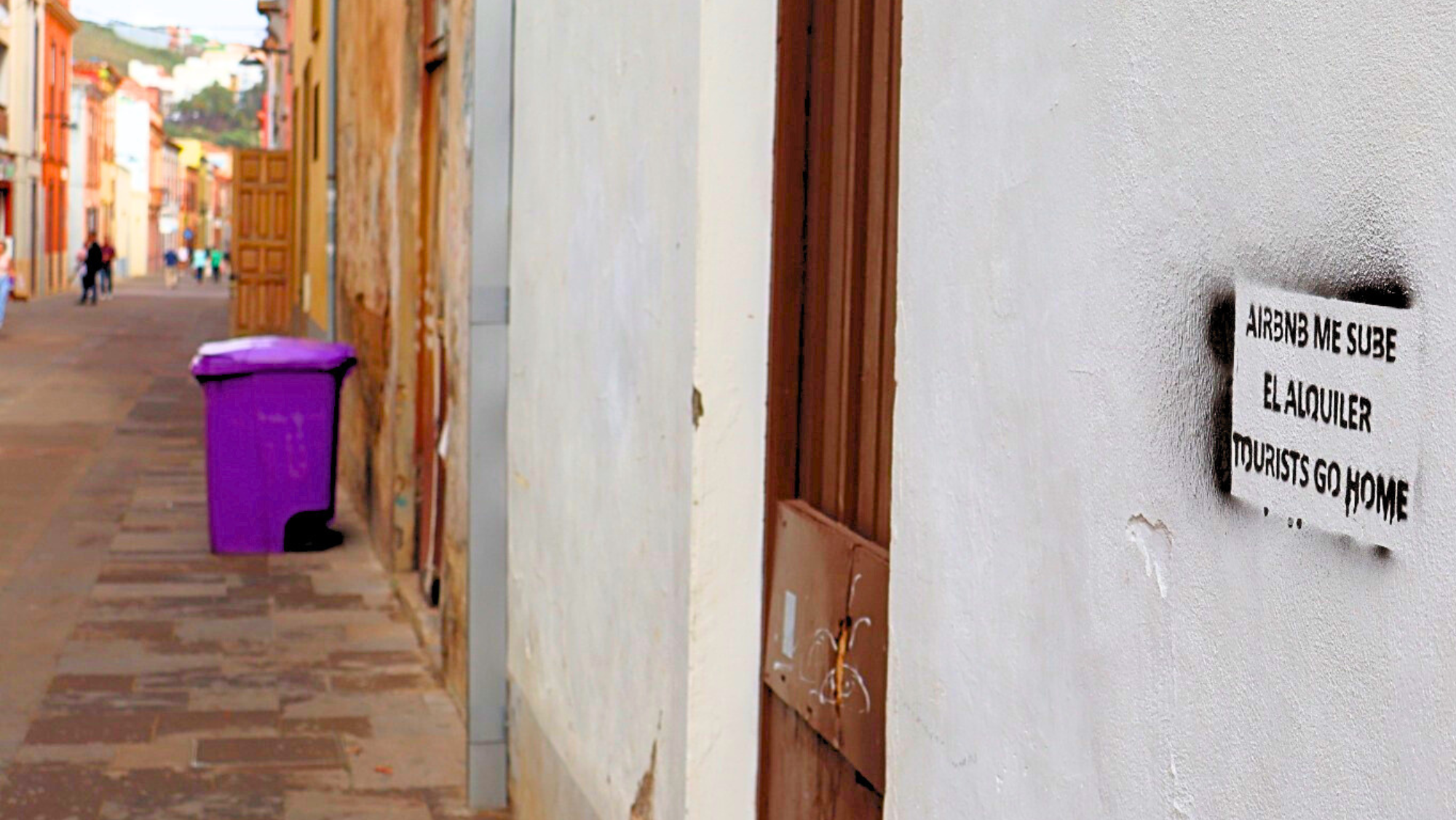 Una pintada contra los pisos turísticos en una calle de San Cristóbal de La Laguna, Tenerife (Canarias). / ATLÁNTICO HOY