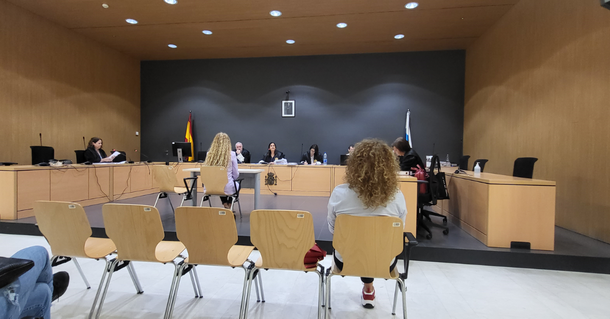 La Fiscalía pide la absolución a un guardia civil de Fuerteventura acusado de coacciones. En primer término, la denunciante escucha la declaración de la esposa del guardia. ATLÁNTICO HOY