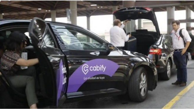 Un vehículo de la VTC Cabify en el aeropuerto de Barcelona./ CABIFY