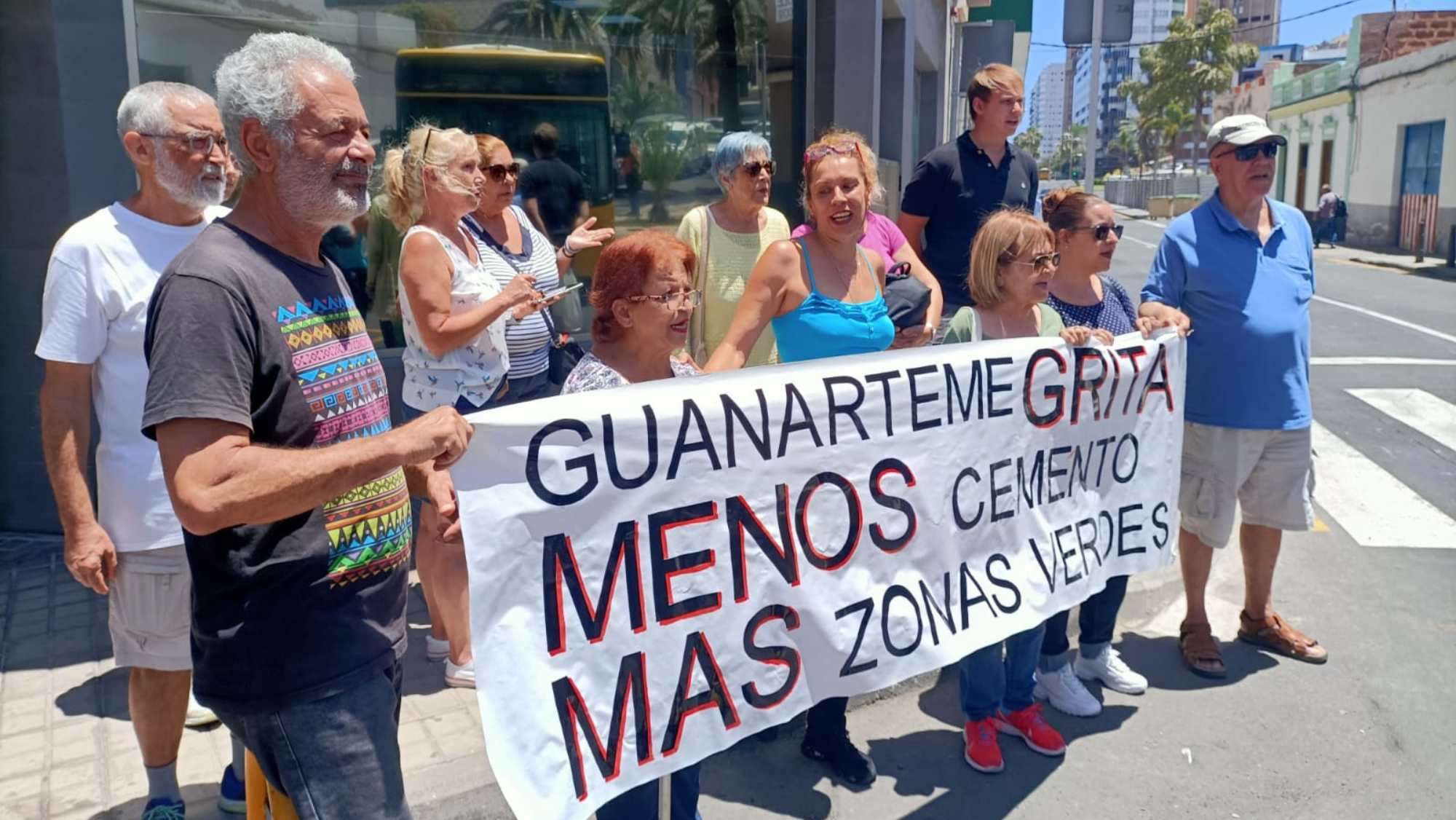 Los vecinos protestando en Guanarteme / ATLÁNTICO HOY - MARCOS MORENO