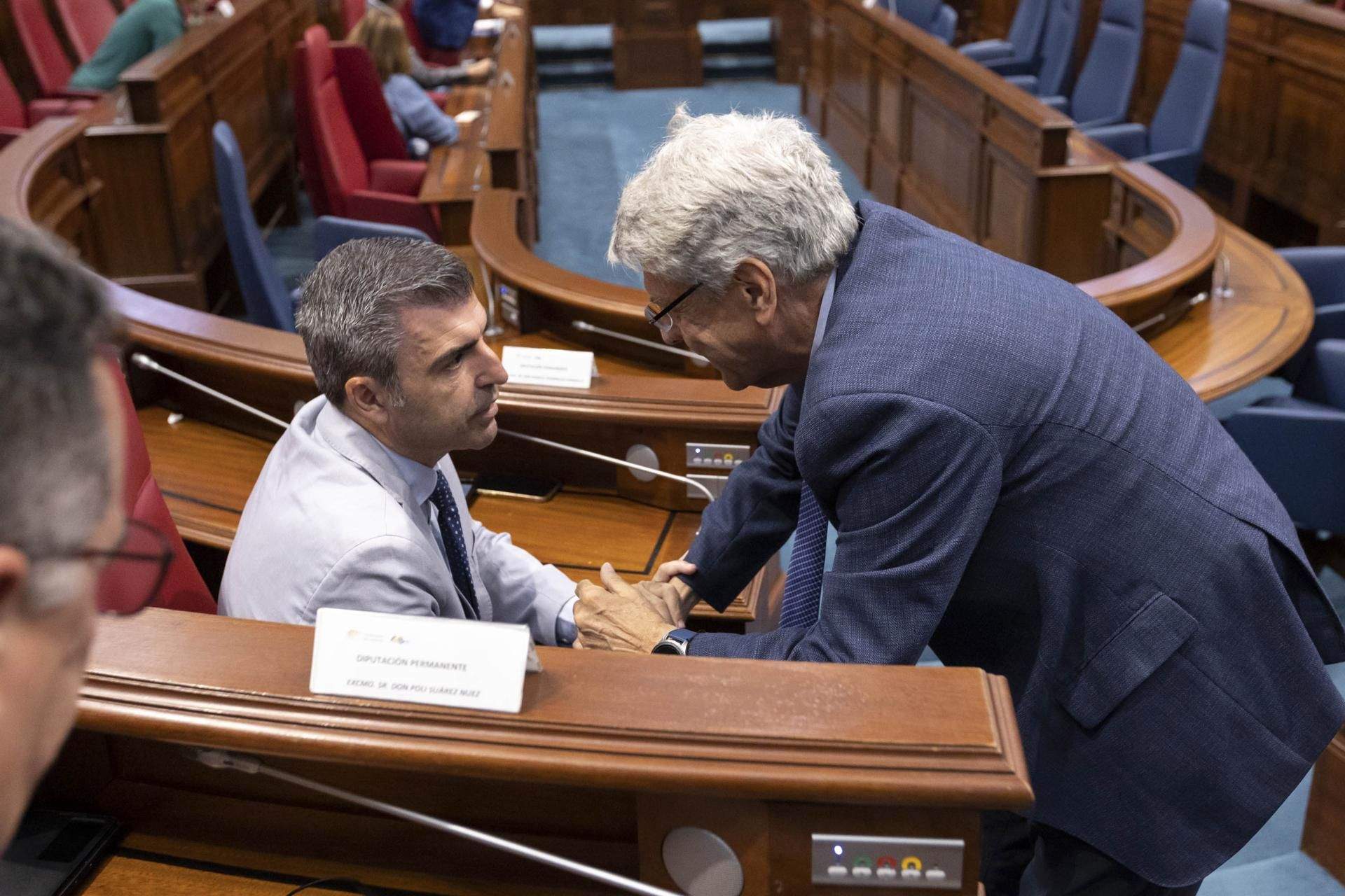 El presidente del PP en Canarias, Manuel Domínguez, se saluda con el consejero en funciones de Administraciones Públicas, Justicia y Seguridad, Julio Pérez. / EFE - MIGUEL BARRETO El presidente del PP en Canarias, Manuel Domínguez, se saluda con el consejero en funciones de Administraciones Públicas, Justicia y Seguridad, Julio Pérez. / EFE - MIGUEL BARRETO