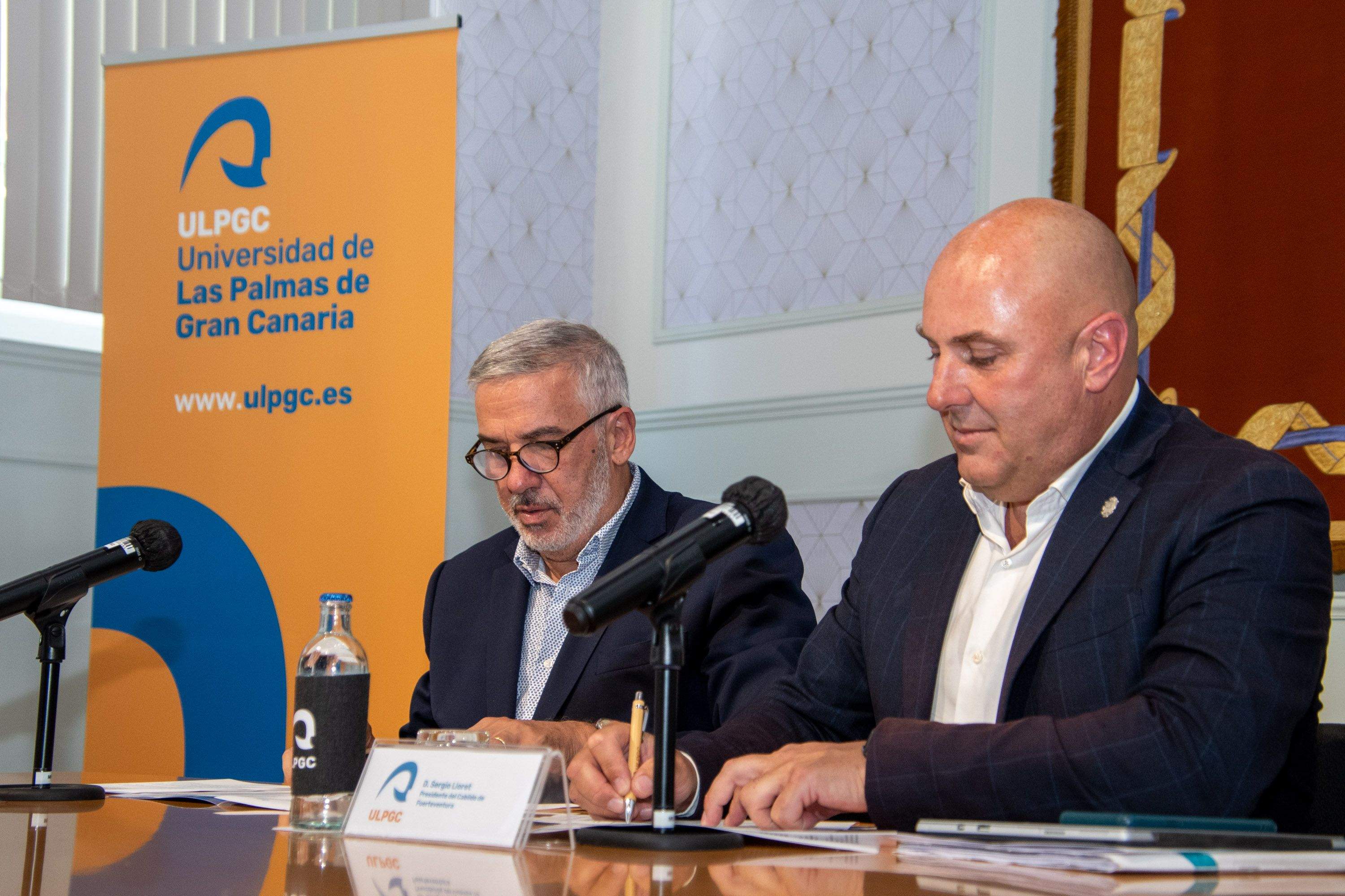 El Rector de la Universidad, Lluís Serra, y el presidente del Cabildo de Fuerteventura, Sergio Lloret./ CEDIDA