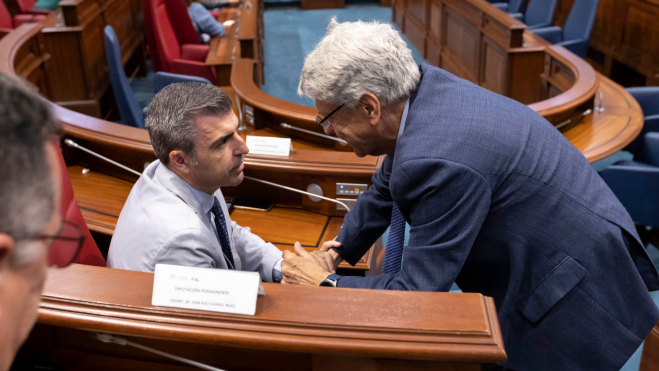 El consejero en funciones de Administraciones Públicas, Julio Pérez, saluda al líder del PP, Manuel Domínguez / EFE - MIGUEL BARRETO El consejero en funciones de Administraciones Públicas, Julio Pérez, saluda al líder del PP, Manuel Domínguez / EFE - MIGUEL BARRETO