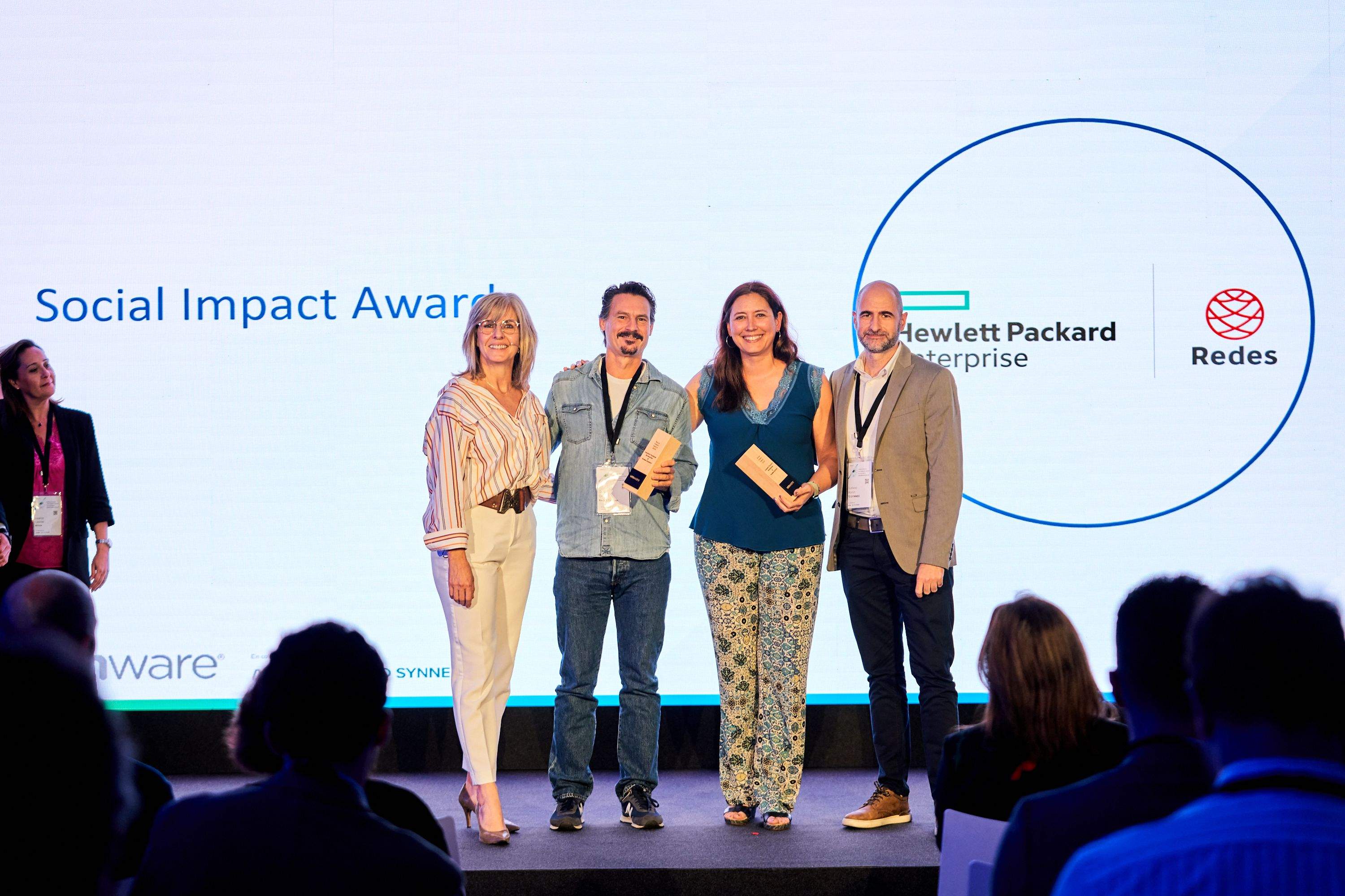 Quico Oliva, fundador de Redes System, recoge el premio Impacto Social./ CEDIDA