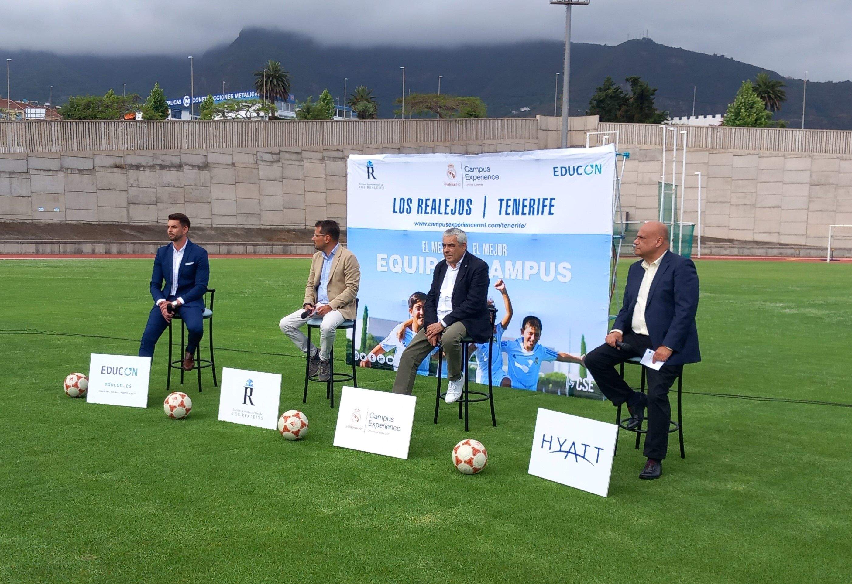 Carmelo Salas, Adolfo González, Joaquín Sagués y Pedro Sierra presentaron el Campus Experience Fundación Real Madrid sobre el verde del Iván Ramallo./ AH.