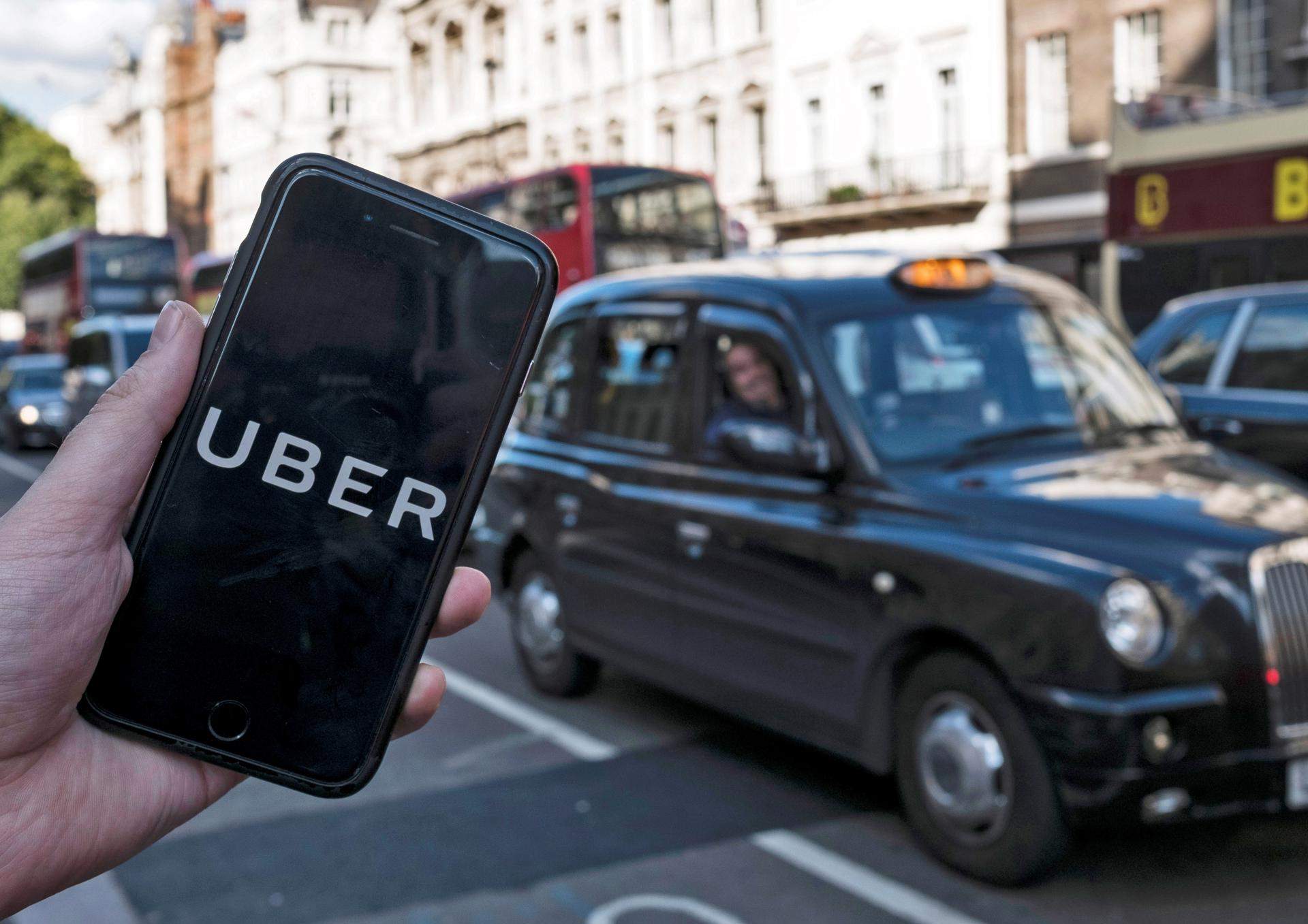 En la imagen, un usuario de Uber utiliza la app de la compañía en Londres. / WILL OLIVER-EFE