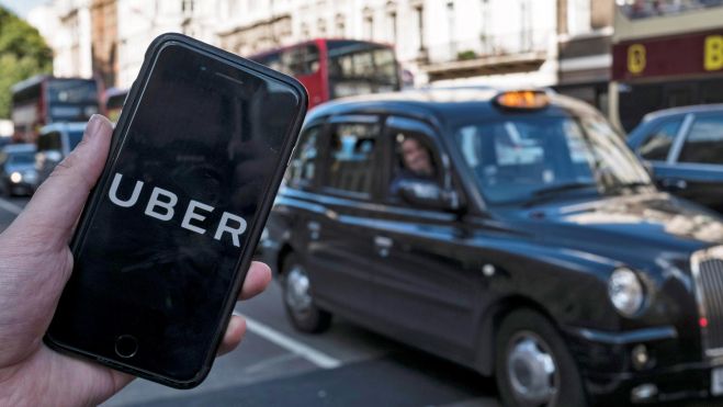 En la imagen, un usuario de Uber utiliza la app de la compañía en Londres. / WILL OLIVER-EFE