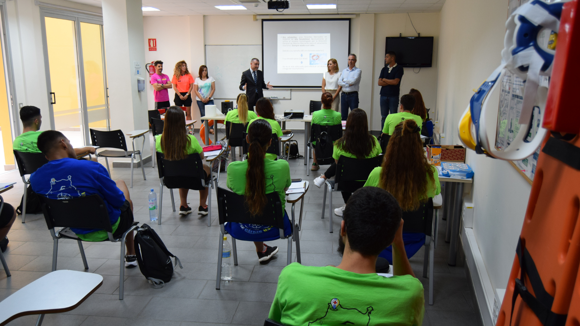 Teodoro Sosa, Tine Martín y el equipo directivo y profesores del PFAE, con los alumnos del curso / AYUNTAMIENTO DE GÁLDAR