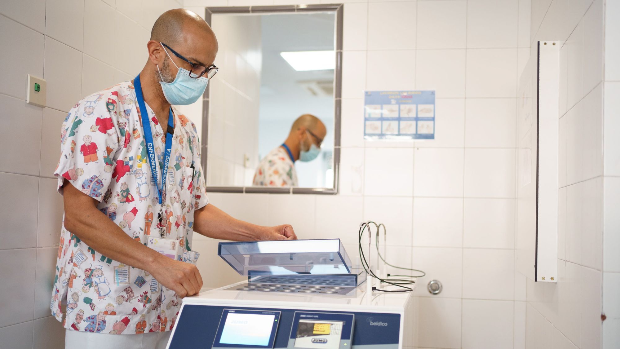Un sanitario del Hospital Nuestra Señora de la Candelaria en las instalaciones del primer banco de leche materna de Tenerife presentado este jueves en el centro sanitario. EFE/RAMÓN DE LA ROCHA