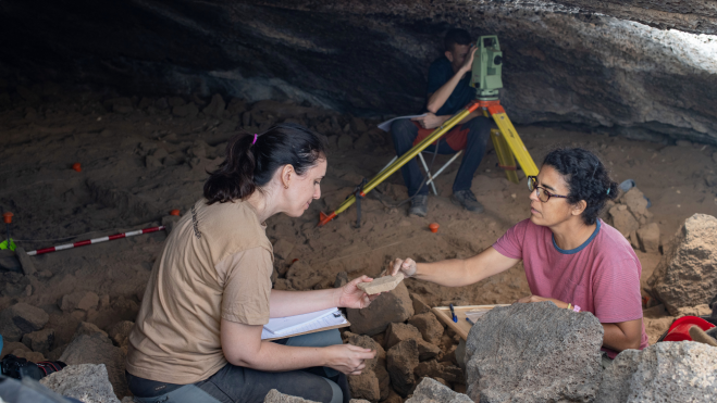 En la foto, Paloma Vidal (i) junto a la arqueóloga Rosa López (d), en el yacimiento / EFE- CARLOS DE SAÁ
