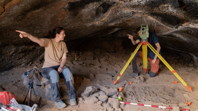 Paloma Vidal (i) junto a Tarek Suleimán (d), miembro del equipo de Arenisca, en el yacimiento / EFE- CARLOS DE SAÁ