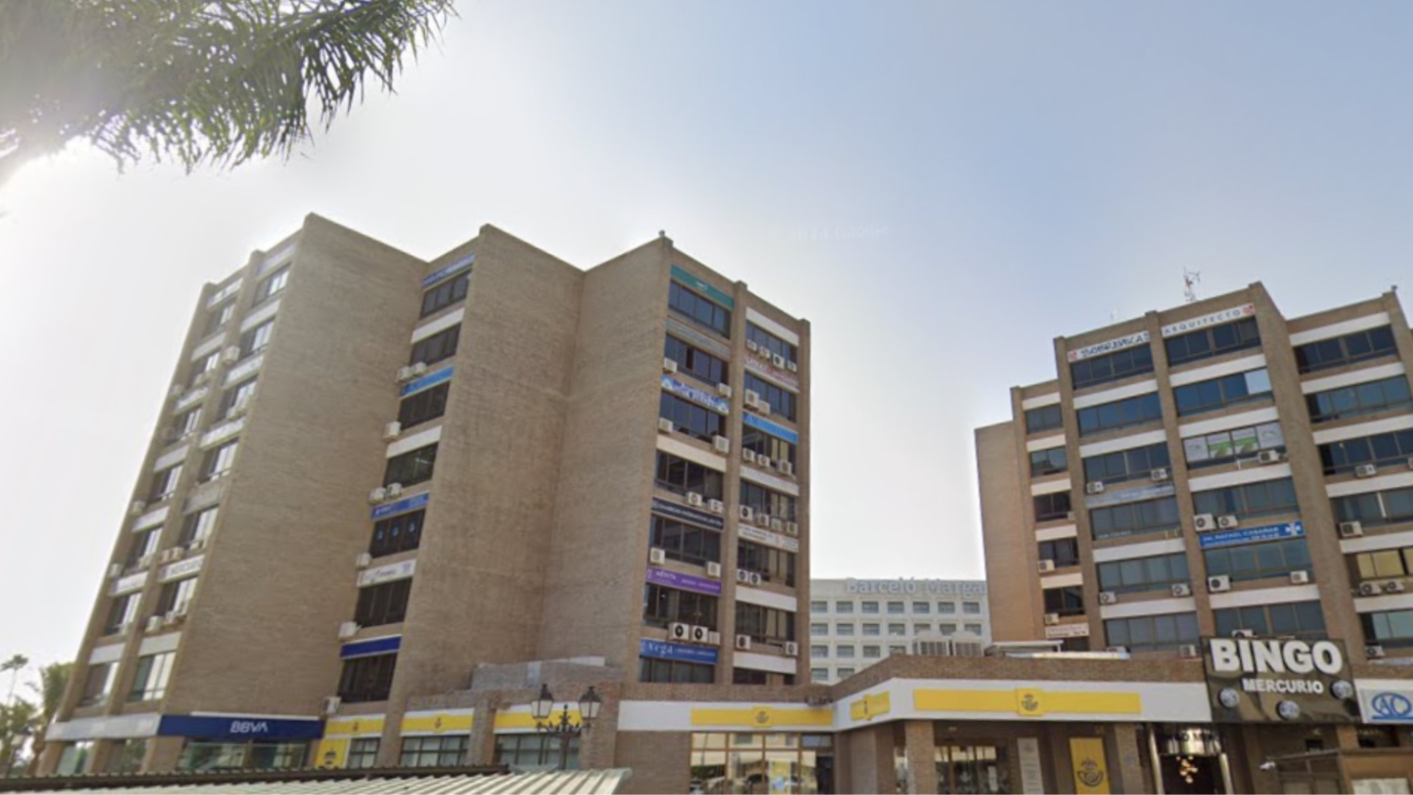 La Fiscalía pide nueve años para una empleada de seguros que se quedaba con dinero de las pólizas. En la imagen el edificio Mercurio donde estaba la oficina. / GOOGLE MAPS