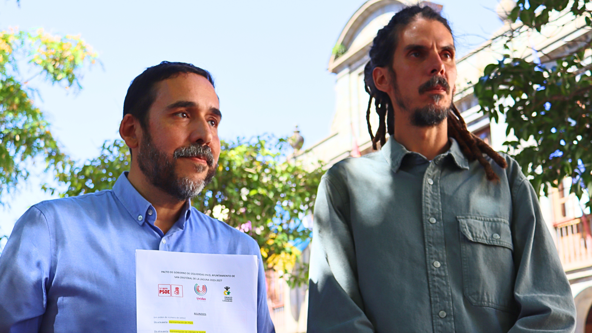 Los concejales de Unidas Sí Podemos y Drago Verdes Canarias, Rubens Ascanio y Alberto Rodríguez con el borrador del acuerdo para el gobierno de La Laguna. / ATLÁNTICO HOY