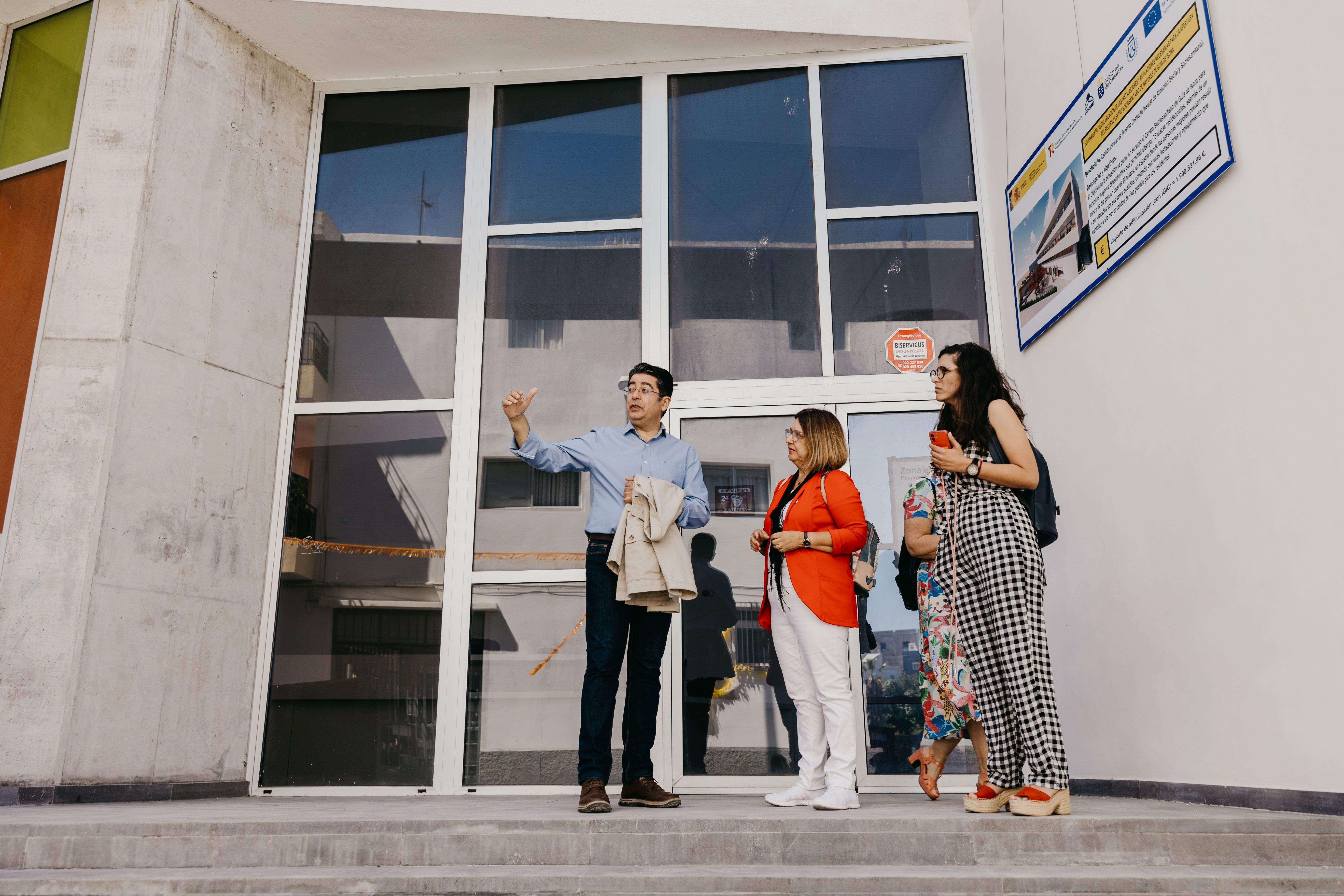 Pedro Martin visita las obras del centro de mayores de Guía de Isora./ CEDIDA