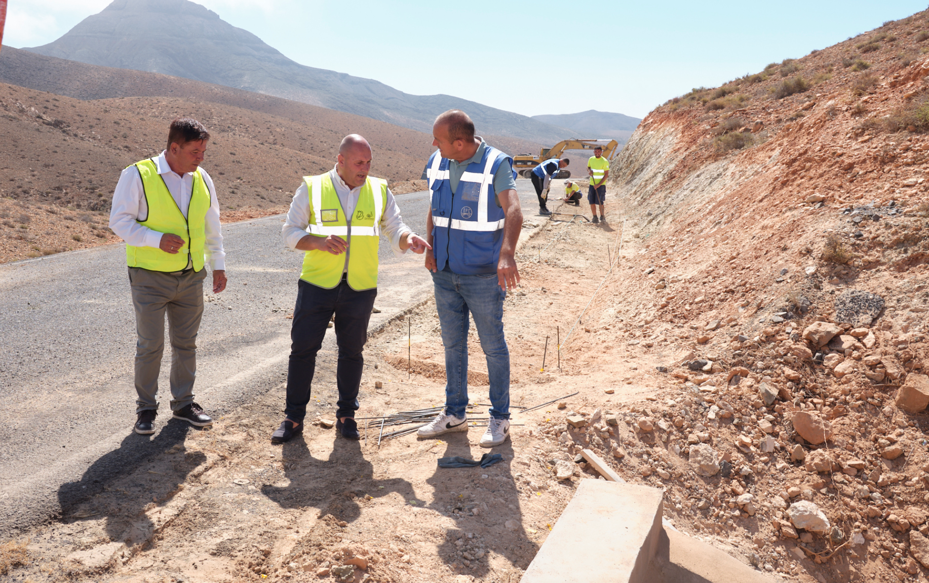 El presidente del Cabildo de Fuerteventura en funciones, Sergio Lloret, visita las obras de la carretera./ CEDIDA