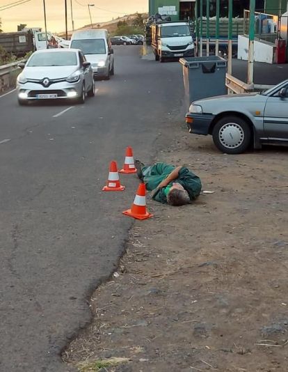 Un hombre duerme en la calzada protegido por conos en La Palma / IMAGEN DE LA RED
