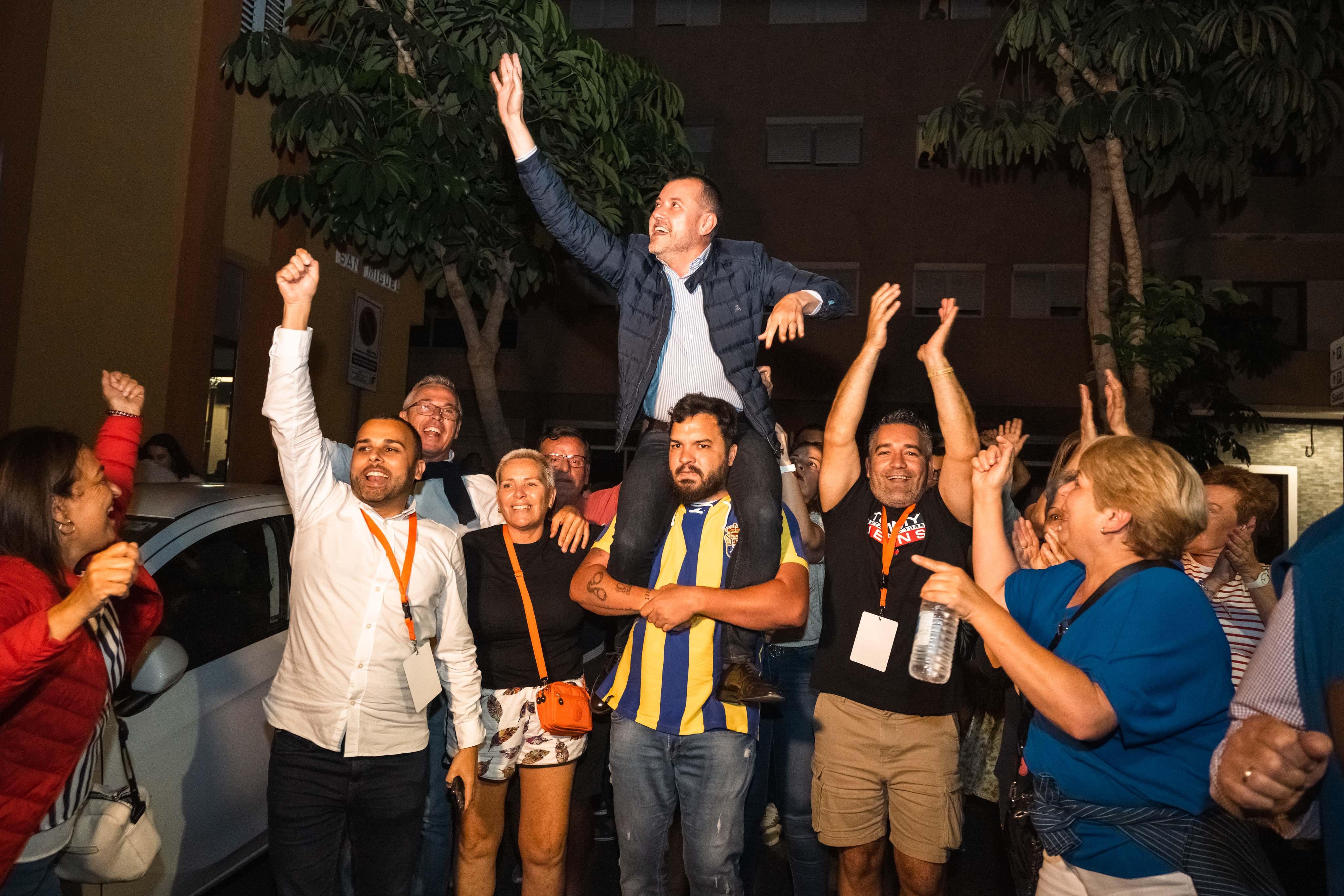 Teodoro Sosa, del BNR-Nueva Canarias, celebra en las calles de Gáldar los resultados de las últimas elecciones locales. / AH Teodoro Sosa, del BNR-Nueva Canarias, celebra en las calles de Gáldar los resultados de las últimas elecciones locales. / AH
