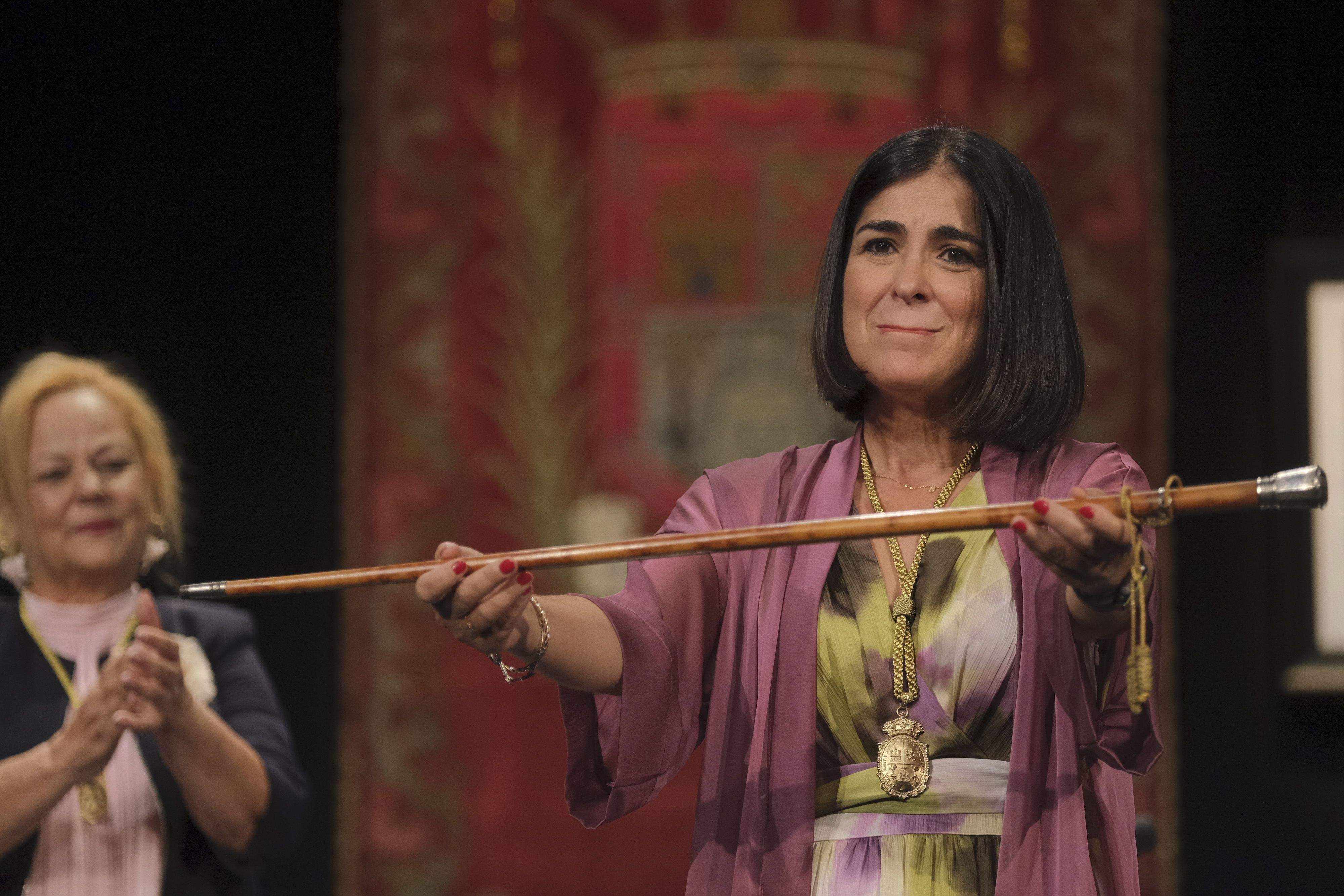 Carolina Darias, emocionada, con el bastón de mando de Las Palmas de Gran Canaria. / ÁNGEL MEDINA-EFE