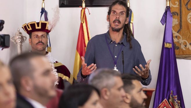 El portavoz de Drago Verdes Canarias, Alberto Rodríguez (c), durante su discurso en la sesión constituyente del Ayuntamiento de La Laguna en la que tomó posesión como alcalde Luis Yeray Gutíerrez, del PSOE, por mayoría simple. / MIGUEL BARRETO-EFE El portavoz de Drago Verdes Canarias, Alberto Rodríguez (c), durante su discurso en la sesión constituyente del Ayuntamiento de La Laguna en la que tomó posesión como alcalde Luis Yeray Gutíerrez, del PSOE, por mayoría simple. / MIGUEL BARRETO-EFE