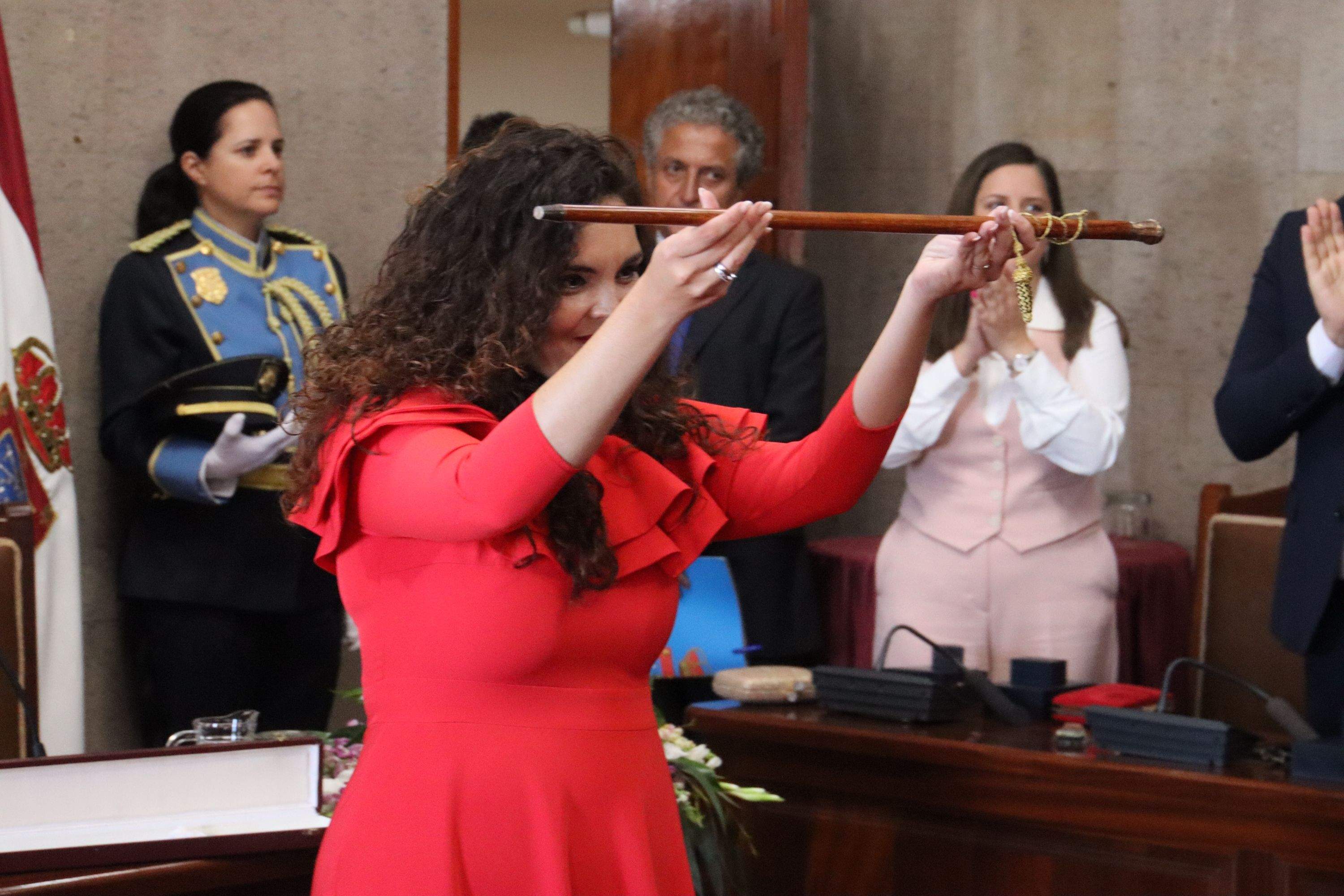 La socialista Jennifer Miranda recibe el bastón de mando de Granadilla./ CEDIDA