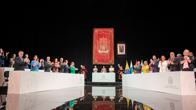 Constitución del Ayuntamiento de Las Palmas de Gran Canaria que ha elegido a Carolina Darias, del PSOE, como alcaldesa de la ciudad / EFE- ÁNGEL MEDINA Constitución del Ayuntamiento de Las Palmas de Gran Canaria que ha elegido a Carolina Darias, del PSOE, como alcaldesa de la ciudad / EFE- ÁNGEL MEDINA