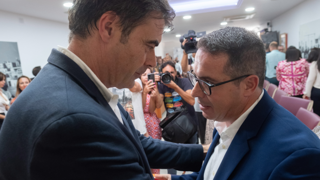 En la imagen con Fernando Enseñat, concejal del PP, partido con el que había un acuerdo que terminó rompiéndose a favor de otro con el PSOE / EFE- CARLOS SAÁ