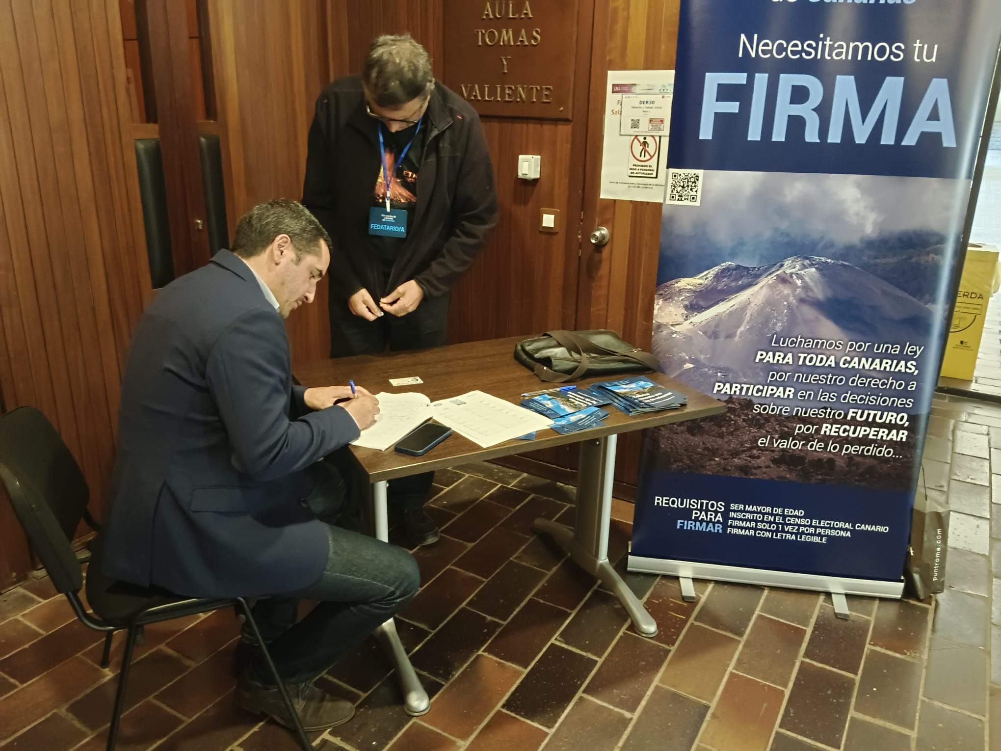 Recogida de firmas en la Facultad de Derecho de la Universidad de La Laguna./ CEDIDA Recogida de firmas en la Facultad de Derecho de la Universidad de La Laguna./ CEDIDA