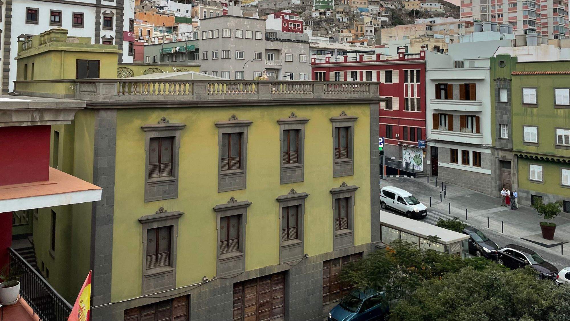 En primer término, el palacete de San Bernardo, la primera sede de Presidencia del Gobierno de Canarias en Las Palmas. / AH