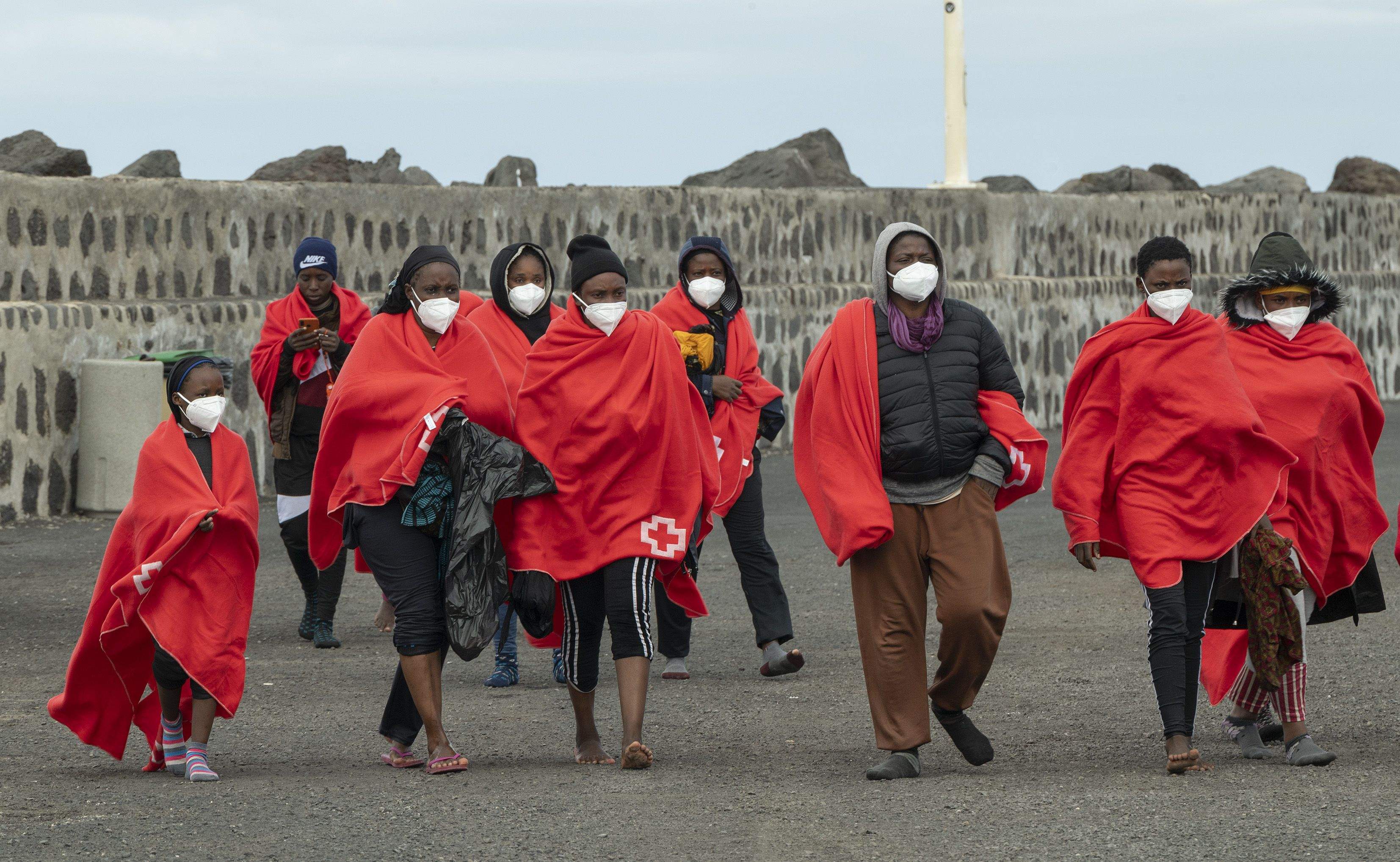 Imagen de archivo varias personas rescatadas en Lanzarote, entre ellos menores. / EFE