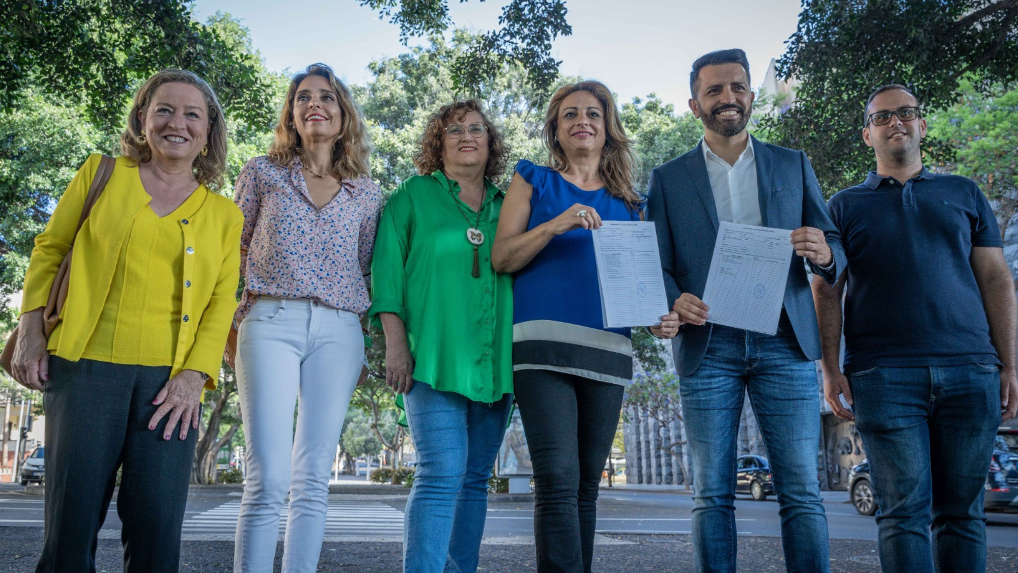 Candidatos de Coalición Canaria al Parlamento español, con la candidata al Congreso de Los Diputados, Cristina Valido y el candidato al Senado Jonathan Domínguez sosteniendo sus listas. / CEDIDA 