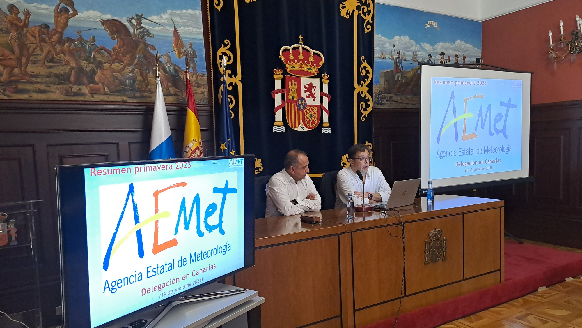 El director del Centro Meteorológico de la AEMET en Santa Cruz de Tenerife, Víctor Quintero, junto al subdelegado del Gobierno, Javier Plata, quienes presentaron los datos de temperatura en Canarias. / CEDIDA