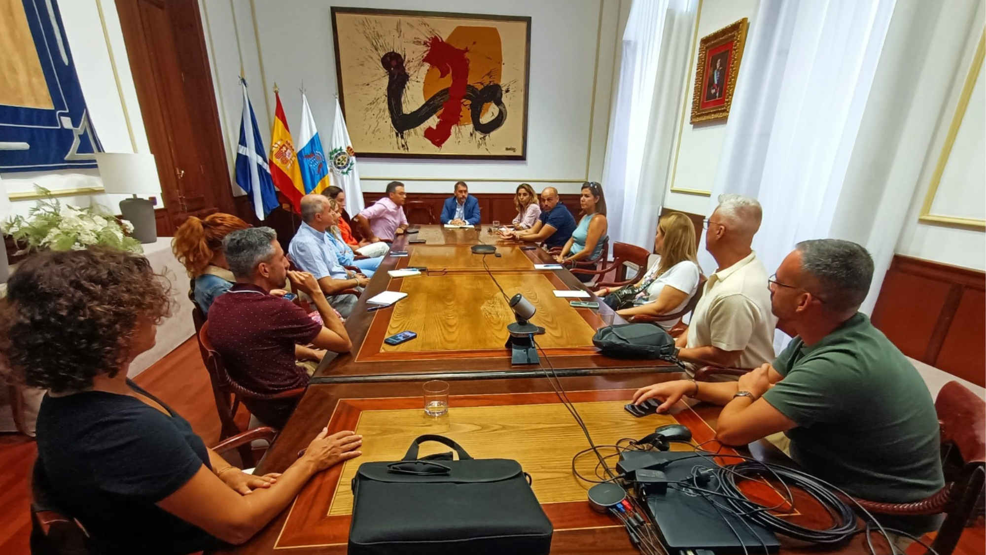 Reunión para el reparto de áreas en Santa Cruz de Tenerife. / CEDIDA