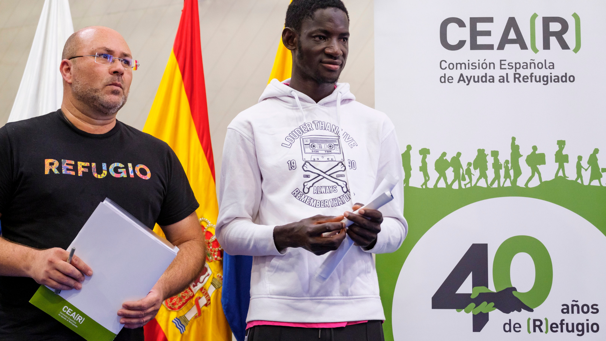 El coordinador en Canarias de la Comisión Europea de Ayuda al Refugiado (CEAR), Juan Carlos Lorenzo (i), junto al joven refugiado maliense Hamed Samoura (d) / EFE - ÁNGEL MEDINA