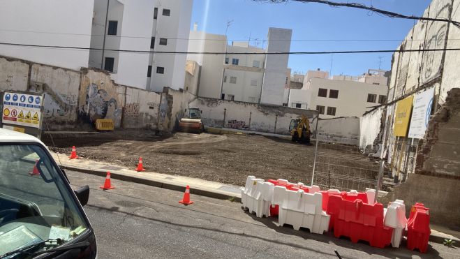 Trabajos en el solar adquirido en la calle de La Rosa por el ayuntamiento para generar plazas de aparcamientos / AH / BELA CABRERA