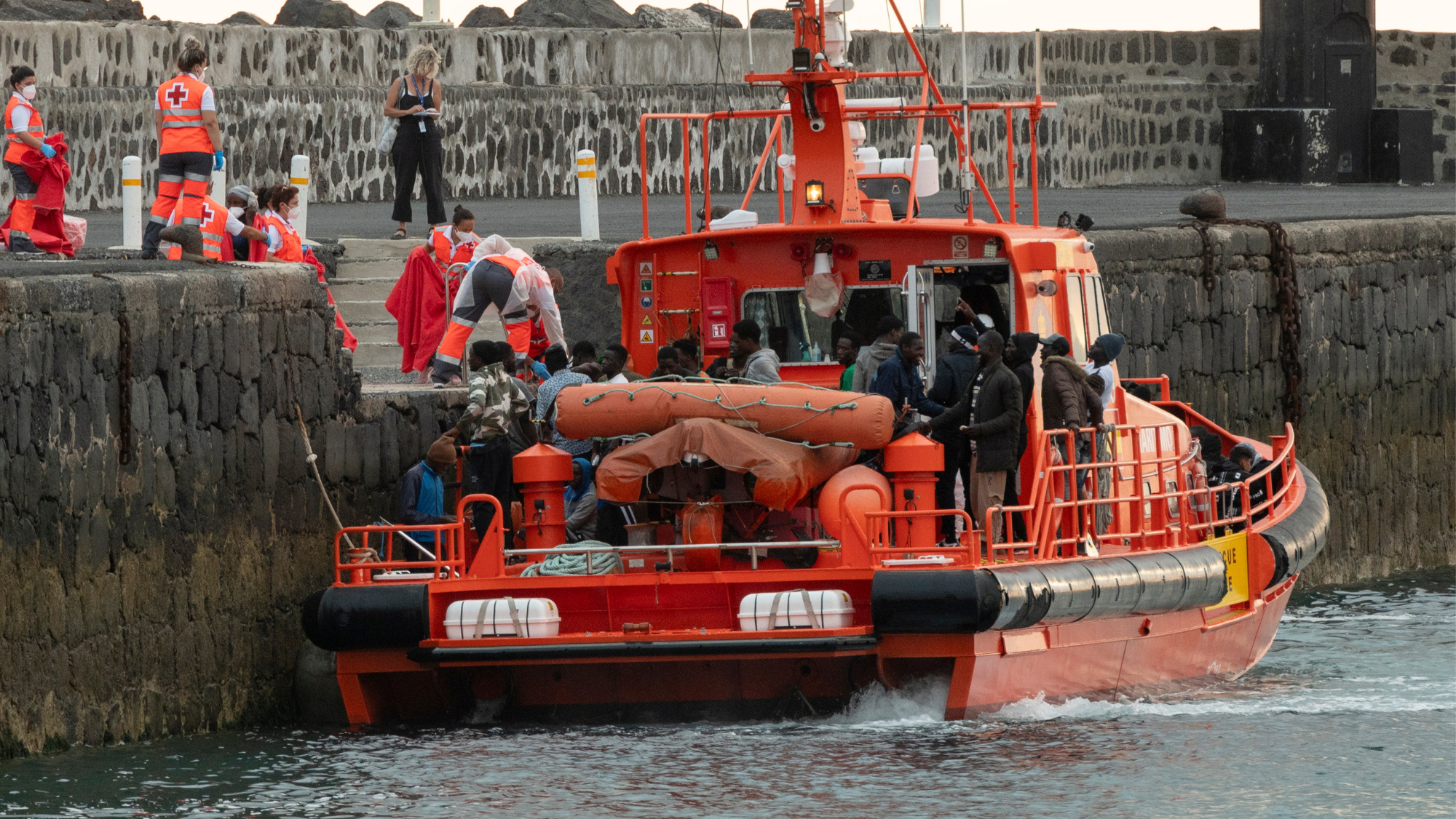 Imagen del rescate de varias personas que iban en una neumática este lunes. EFE