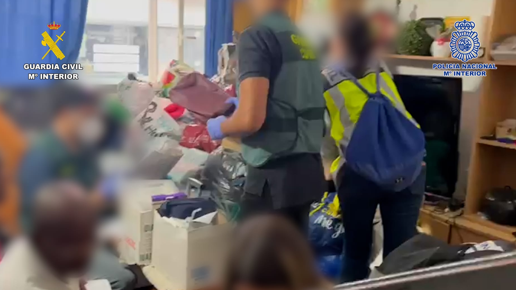 Dispositivo policial que ha desarticulado una banda criminal que se encargaba de vender documentación falsa a migrantes irregulares. / CEDIDA