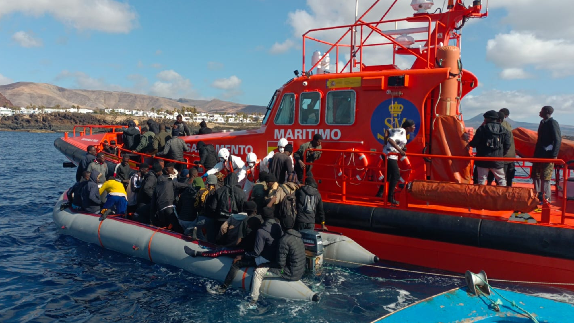Salvamento atiende a migrantes en una neumática. / IMAGEN DEL MAR AZUL
