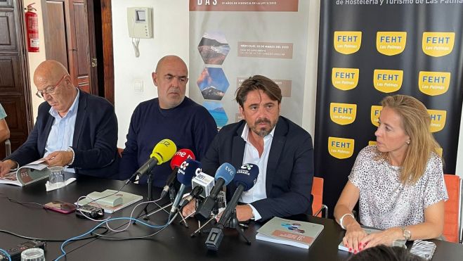 Los presidentes de las patronales turísticas canarias, durante la rueda de prensa en Las Palmas de Gran Canaria / ASHOTEL
