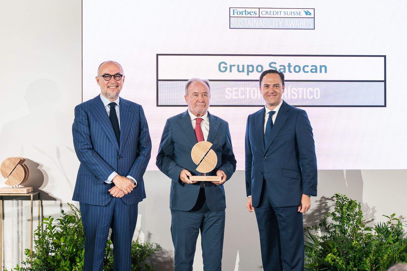 En la imagen, Andrés Rodríguez, presidente de Spainmedia, Juan Miguel Sanjuán, presidente de Satocán, y Pablo Carrasco, director general de Credit Suisse para Iberia. / AH