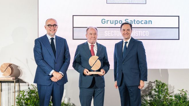 En la imagen, Andrés Rodríguez, presidente de Spainmedia, Juan Miguel Sanjuán, presidente de Satocán, y Pablo Carrasco, director general de Credit Suisse para Iberia. / AH