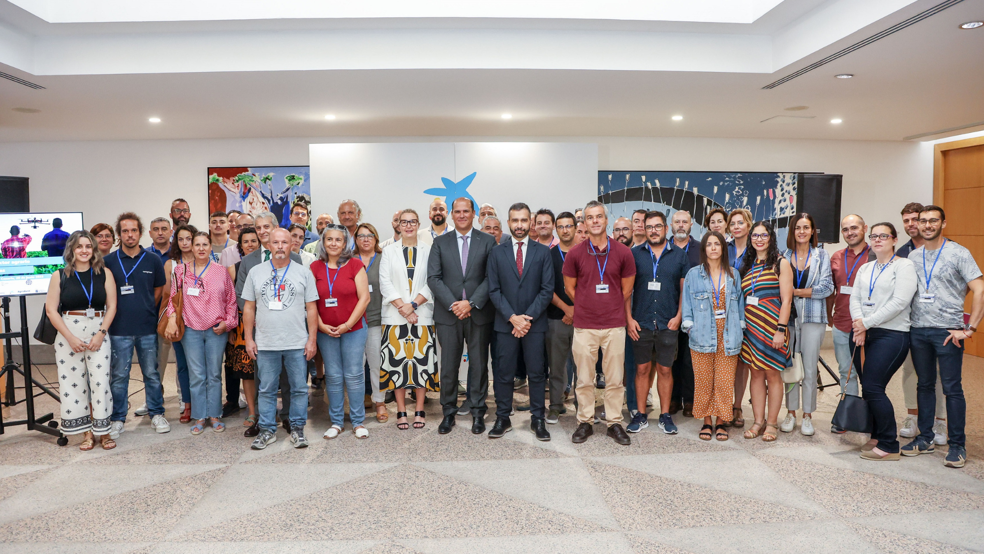 Foto de familia con representantes de CaixaBank, Gobierno de Canarias, empresas del sector agro y centros educativos de las Islas que han participado en el encuentro / CAIXABANK Foto de familia con representantes de CaixaBank, Gobierno de Canarias, empresas del sector agro y centros educativos de las Islas que han participado en el encuentro / CAIXABANK