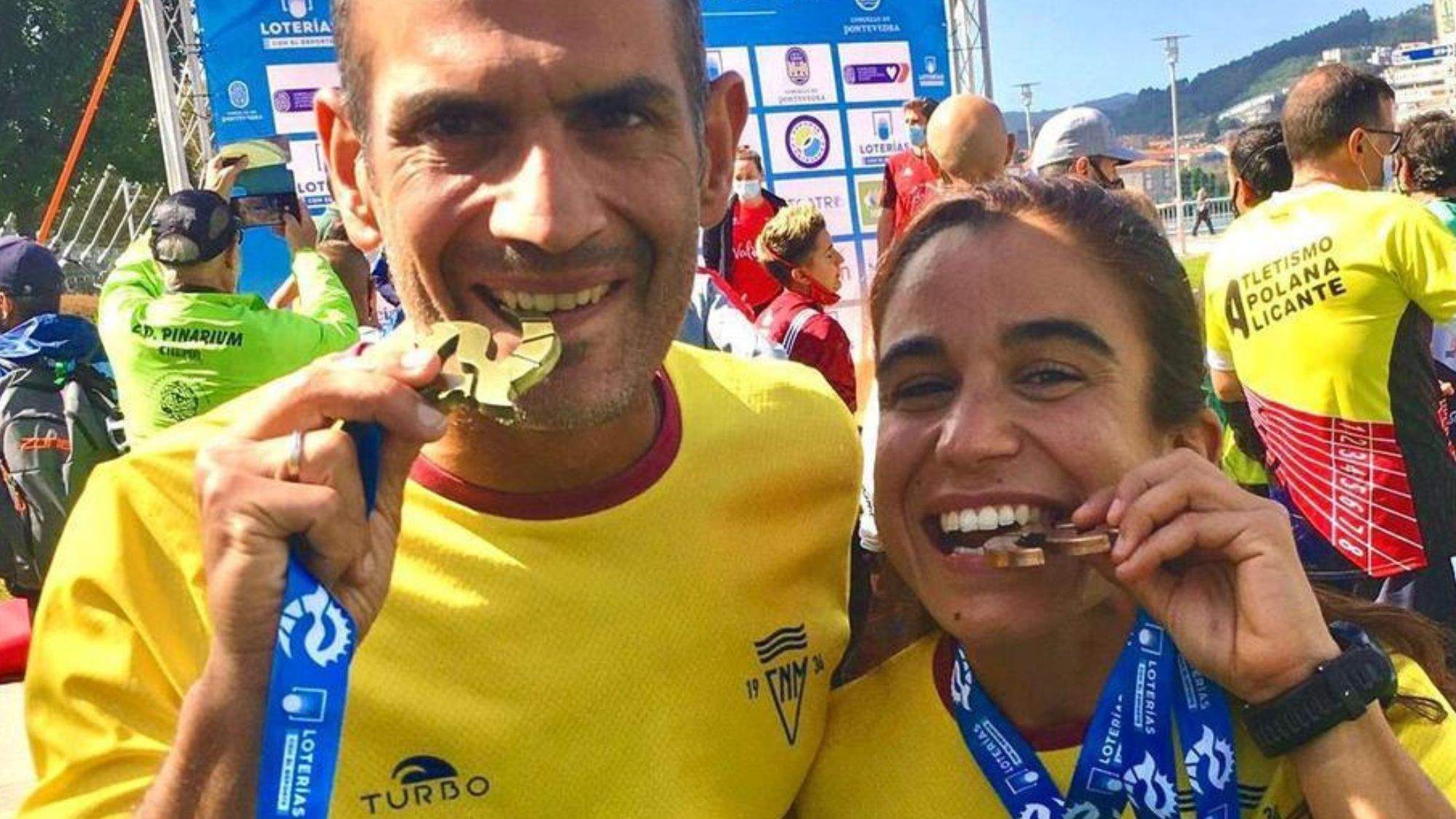 Cristian Martín y Eva Pérez muestran las medallas logradas para el CN Metropole en un Campeonato de España de triatlón sprint 