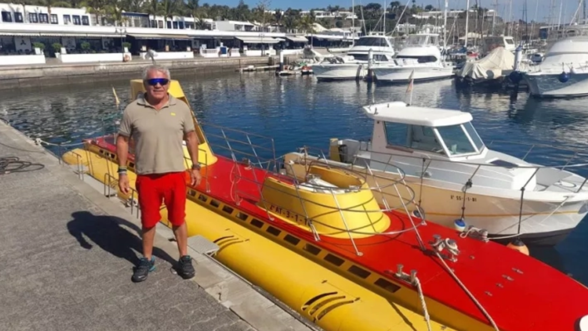 Pachy Martín posa junto al submarino Mark III / TOURINEWS
