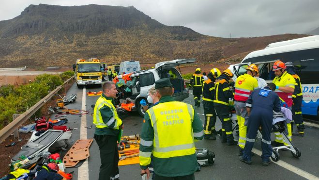 En la imagen, los equipos de Emergencias, SUC y Guardia Civil trabajan en el lugar del accidente. / 112CANARIAS