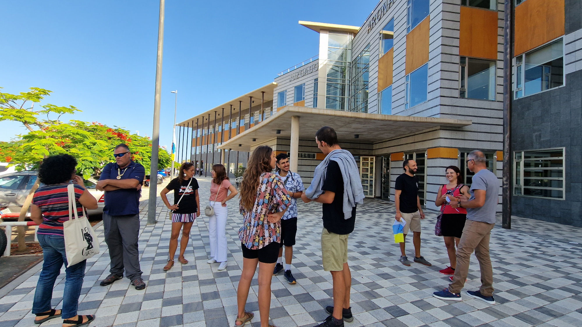 Activistas de Cuna del Alma en las afuera del Juzgado de Arona. / CEDIDA